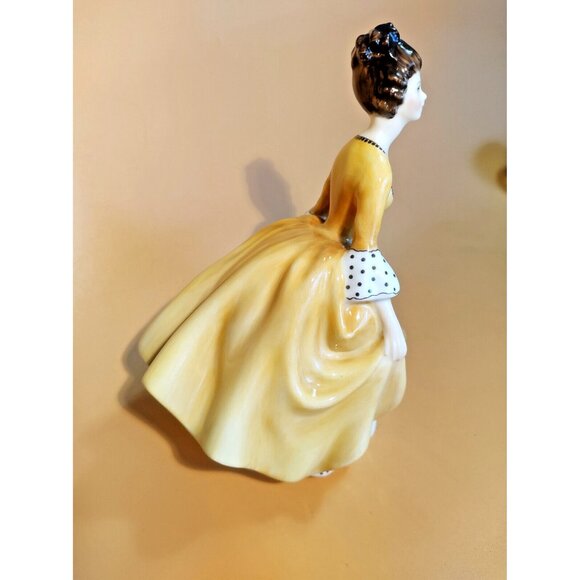 Vintage Royal Doultin Figurine Coralie HN2307 1963 7 1/2" - Picture 4 of 11